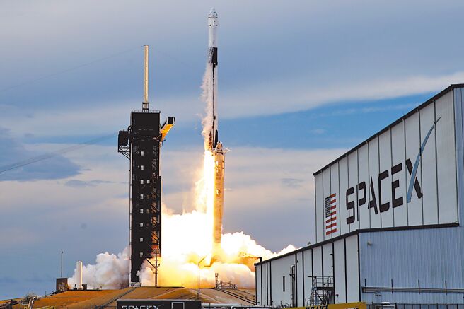 SpaceX、亞馬遜加速部署低軌衛星，並同步布局亞太市場。產業人士指出，華通、燿華相關營收比重約2成，將成為新一輪成長支柱。圖／美聯社