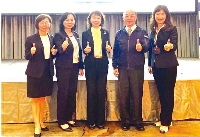 由左至右分别为元大证业务副总陈秀梅、柜买中心副总李淑暖、元大创投董事长林佩宸、证交所上市一部经理陈怡成及元大证资深副总江淑华。图／证交所提供