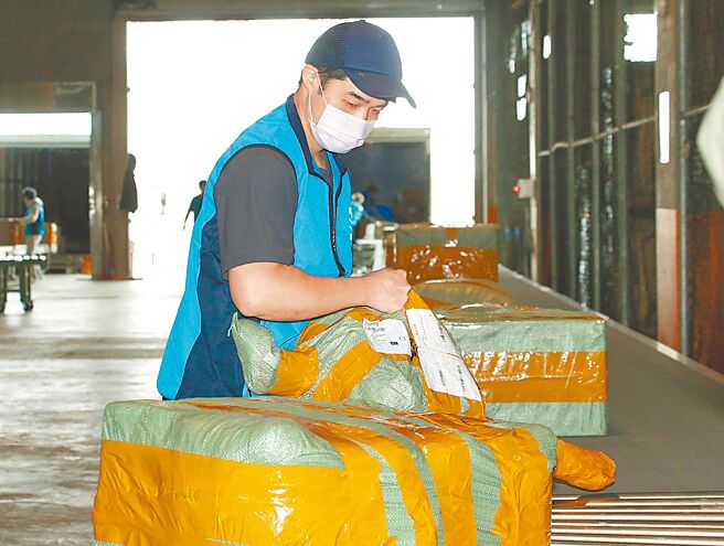 财政部近期检讨取消陆港澳小额包裹免税制度。（本报资料照片）