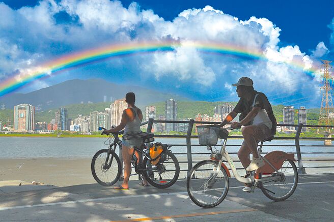 受到樺加沙颱風外圍環流影響，北台灣21日上午天氣時晴時雨，淡水河畔天空出現一道鮮明彩虹。（鄧博仁攝）