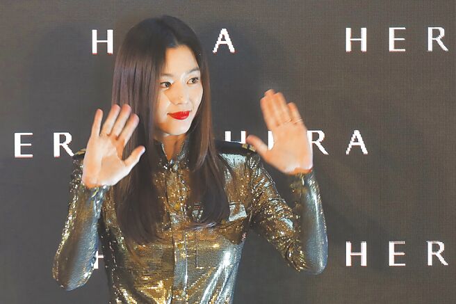 韓國女星全智賢主演的韓劇《暴風圈》，劇中部分台詞和畫面等引發大陸網友不滿，認為是「辱華」。圖為全智賢在南京與粉絲見面互動，分享時尚心得。（中新社）