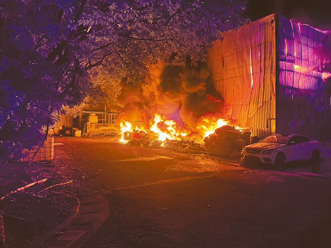 有鑑于今年回收场火警暴增，桃园市环保局锁定资源回收场、再利用处理机构等254家业者，年底前公告纳管，要求强化消防设施及防灾改善方案。（桃园市消防局提供／蔡依珍桃园传真）