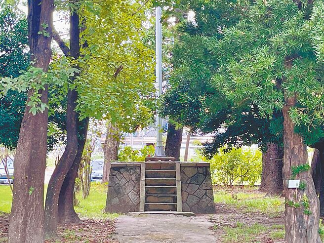 左营国小升旗台为日治时期所建的「小神社」改造而成，近日校友们提报计画，盼列为文化资产保留歷史意义。（纪爰摄）