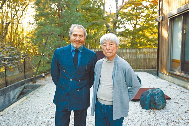 宝格丽产品创意总监Fabrizio Buonamassa Stigliani（左）与艺术家李禹焕合作推联名表。（BVLGARI提供）