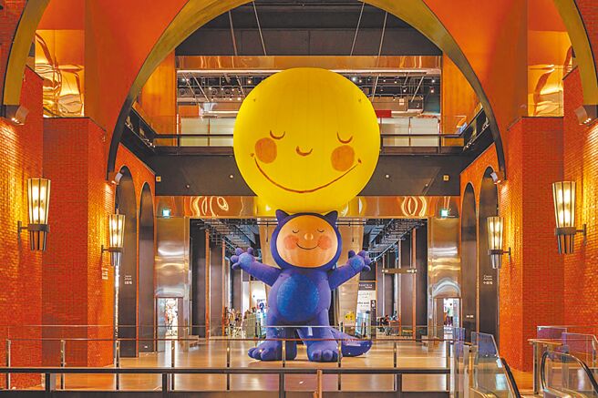 今年是繪本作家幾米經典作品《月亮忘記了》出版第26周年，裕隆城特別設計10米高「幾米〈月亮男孩〉」（見圖）藝術裝置帶來暖心能量。（誠品提供）