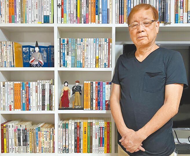 陈铭磻创作生涯累积到今年，共出版一百二十本书，图为他与着作合影。（陈铭磻提供）