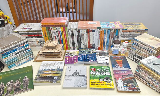 陈铭磻的着作包括文学旅人系列、作文教学系列、军中系列等等，成绩斐然。（陈铭磻提供）