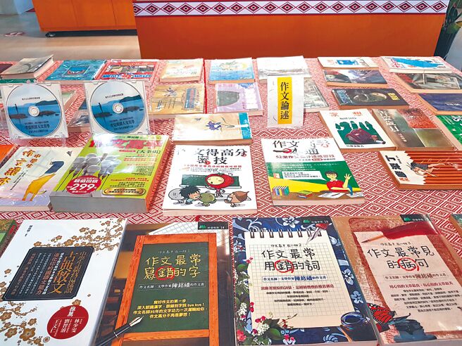 陈铭磻的着作包括文学旅人系列、作文教学系列、军中系列等等，成绩斐然。（陈铭磻提供）