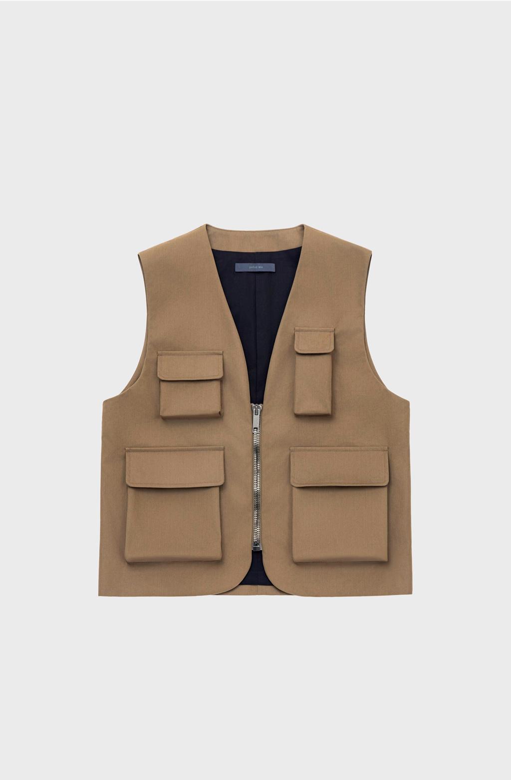 peter wu混泥色貼帶背心，也是peter wu過去少見的設計風格，售價2萬5500元。（peter wu提供／黃唯淯台北傳真）