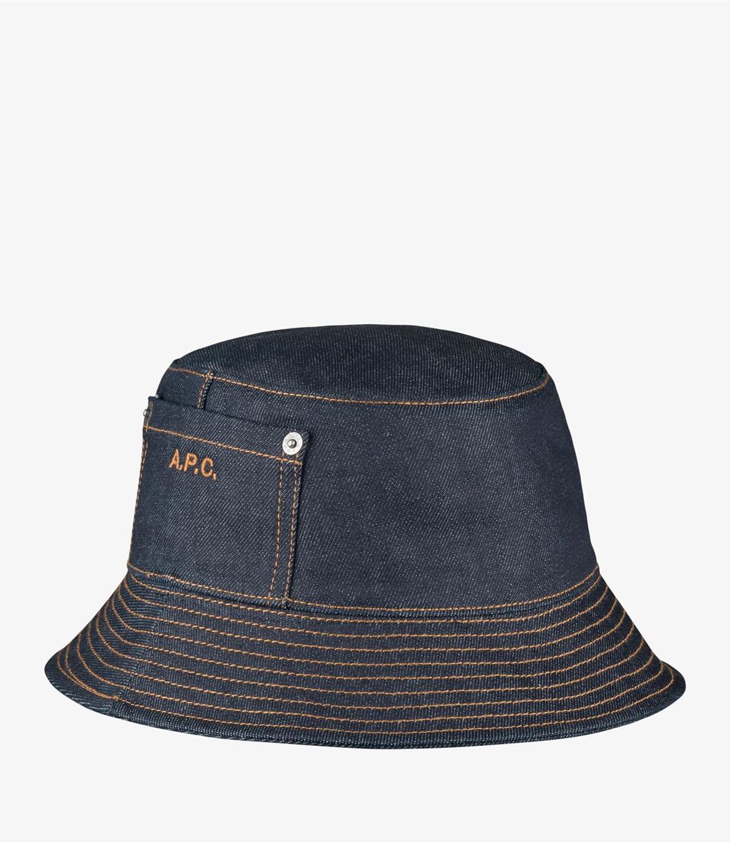 A.P.C.經典Logo日本原色丹寧漁夫帽,售價5300元。(A.P.C.提供/黃唯淯台北傳真)