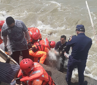 彰化海堤消波塊「全裸浮屍卡2天」移出！確認女性身分難辨