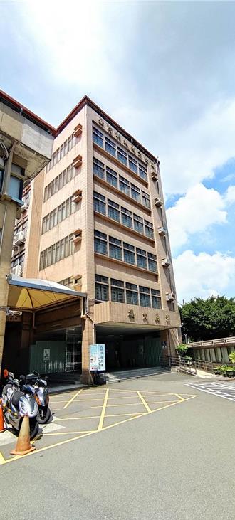 制止老妇打翻水壶挨巴掌   照服员反击两拳害她摔成植物人  下场出炉  