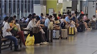 樺加沙攪局！台鐵東部幹線全停駛 花蓮車站旅客「碰運氣」