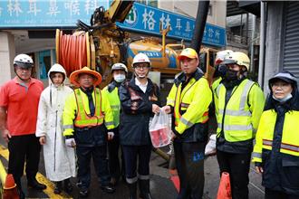 桦加沙颱风带豪雨！陈其迈南下视察防汛设施、强调全力守护市民