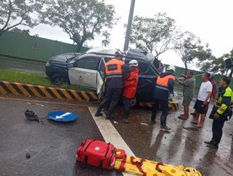快訊》花蓮警車送人犯猛撞分隔島  通緝犯無生命跡象  2警重傷