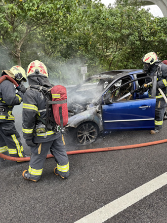 快訊》國1南下五股段火燒車　車體全面燃燒黑煙竄天