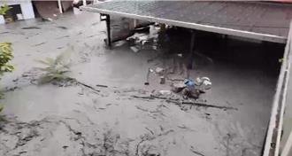 影》馬太鞍溪洪水淹沒光復鄉  人車大逃難  畫面怵目驚心