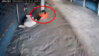 影》驚悚！馬太鞍溪湍急洪流及胸  婦人抱電桿求生