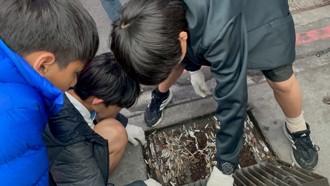 一根菸蒂汙染百公升水！學生自發撿菸獲社區一家支持