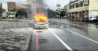 驚險！台南安平休旅車突冒煙起火　45歲女駕駛急逃