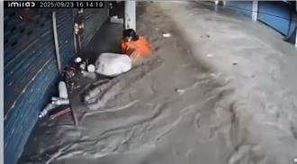 堰塞湖溢流灌入光復！婦抱電桿險遭滅頂 女兒：救救我媽媽