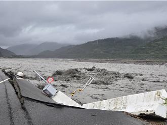 太麻里溪暴漲！台東香蘭防汛道路路基塌陷