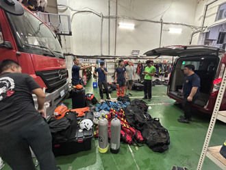 桦加沙颱风重创花莲　新北消人车驰援「请民眾避让」