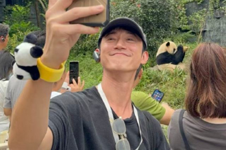 吳慷仁開心看熊貓 進軍大陸1年成立「個人工作室」