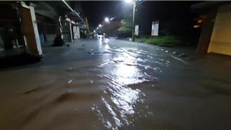 影》花蓮堰塞湖潰決泥流湧入市區　台東消防徒步挺進救援