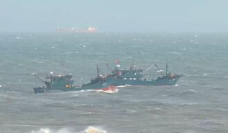 無懼風浪 10餘陸船越界搶捕漁貨