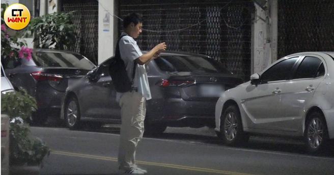 日前孫其君獨自走在住處附近的馬路上，東張西望若有所思，走著走著停下來看了一下手機。（圖／本刊攝影組）