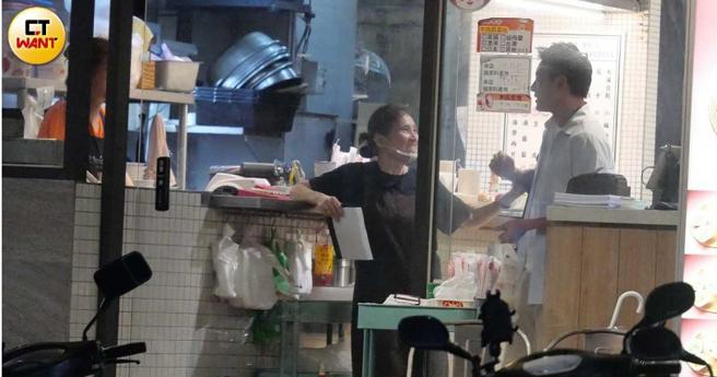 孫其君買晚餐遇到店員阿姨似乎是熱情粉絲，緊握著孫其君的手表示支持。（圖／本刊攝影組）