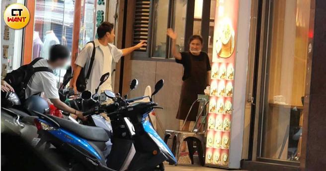 孫其君買完晚餐離開前還跟店員阿姨熱情道別。（圖／本刊攝影組）