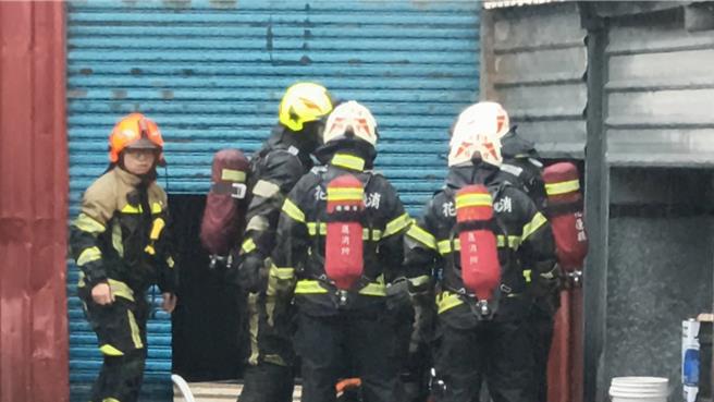 花莲吉安乡东海十街1处工厂烤漆室今天上午突传出火警，经消防局赶赴灌救，火势很快就扑熄，由于现场堆放许多油漆，目前消防人员仍在现场警戒。（民眾提供／罗亦晽花莲传真）