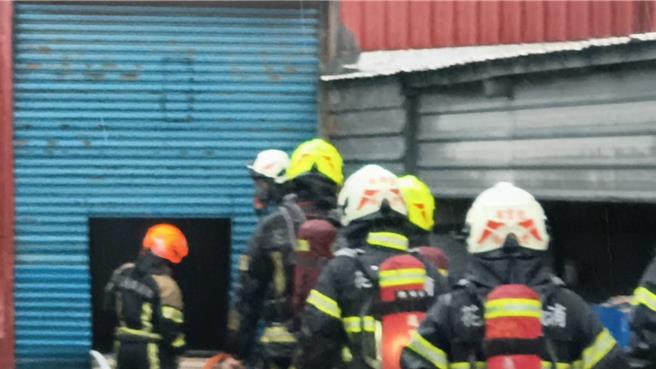 花莲吉安乡东海十街1处工厂烤漆室今天上午突传出火警，经消防局赶赴灌救，火势很快就扑熄，由于现场堆放许多油漆，目前消防人员仍在现场警戒。（民眾提供／罗亦晽花莲传真）