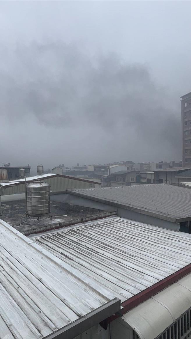 花莲吉安乡东海十街1处工厂烤漆室今天上午突传出火警，虽然当时下着大雨，远方仍可见到浓烟直窜天际。（民眾提供／罗亦晽花莲传真）