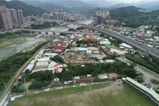 新店碧潭大桥北侧现况多为砂石场、杂林草地，总面积约21.76公顷。（新北市地政局提供）