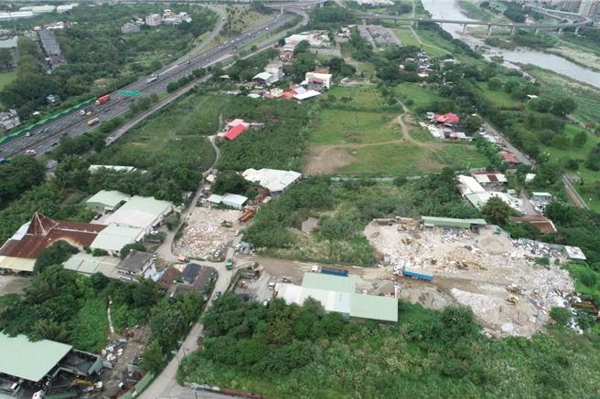 「新店碧潭大桥北侧（F单元）」位于北二高与碧潭大桥岔口北侧、高速公路用地以东、新店溪河川治理计画区域线以西。（新北市地政局提供）