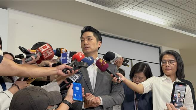 因应财划法修正，原由中央协助的学校午餐採用国产可溯源食材补助，2026年将回归由地方政府负担。台北市长蒋万安23日表示，「再苦也不能苦孩子」，北市会编列预算因应，但也批中央事权责任都未好好沟通，并呼吁尽快召开事权会议厘清相关权责。（徐佑升摄）