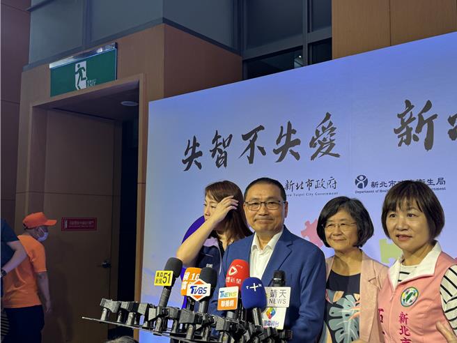 教育部将协助学校午餐採用国产可溯源食材补助回归由地方政府负担。新北市长侯友宜今（23）日表示，其实中央只要把事权分配讲清楚，我们地方自己的孩子，再怎么艰困，我们也要把他们照顾好。（柯毓庭摄）