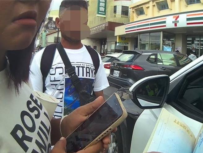 這對泰籍夫婦遇上白河分局後壁分駐所員警巡邏，以手機訴苦「被騙，要回泰國」，讓人鼻酸。（警方提供／曹婷婷台南傳真）