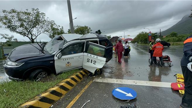 警車押通緝犯自撞車禍，車上3人傷重。（警方提供）