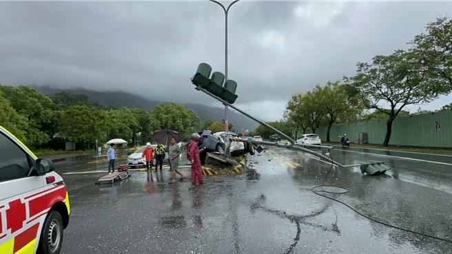 警車押通緝犯自撞車禍，車上3人傷重。（警方提供）