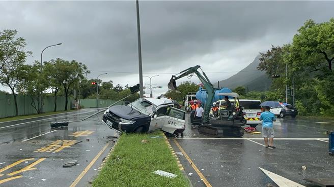 警車押通緝犯自撞車禍，車上3人傷重。（警方提供）