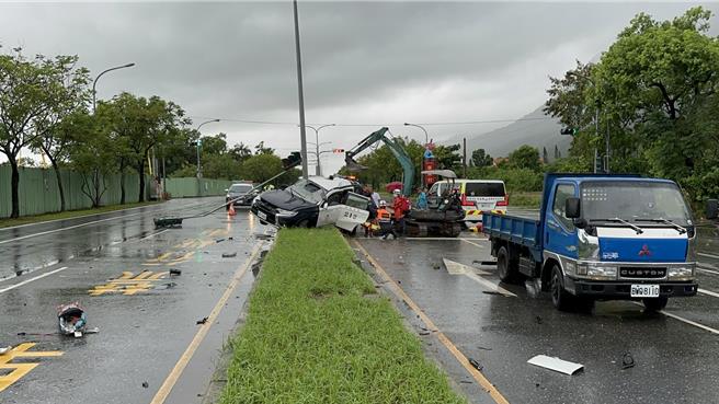警車押通緝犯自撞車禍，車上3人傷重。（警方提供）