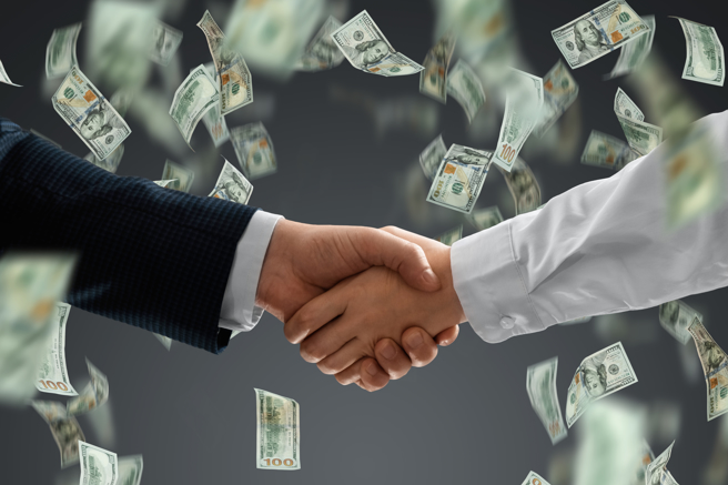 属狗者未来3年有望靠着贵人相助，使其事业翻红。（示意图：Shutterstock／达志）