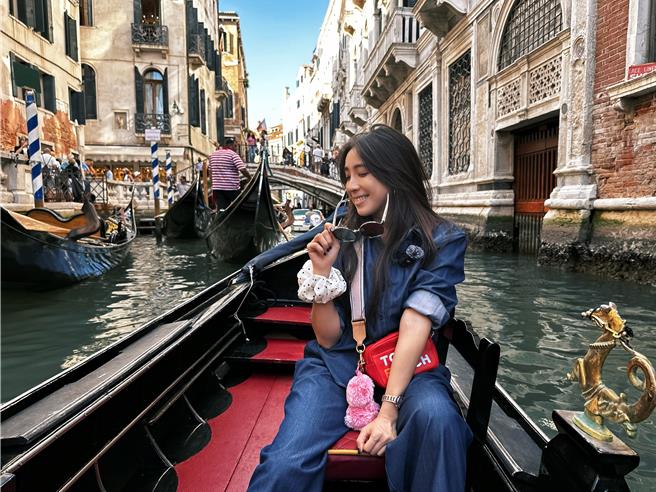梁舒涵日前快闪义大利威尼斯。（宽宽整合提供）