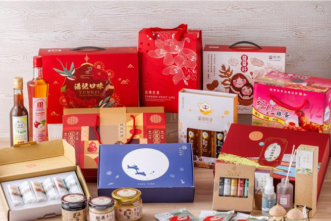 中秋节前夕民眾送礼旺季，桃园市天光杂货店网罗在地客家小农与文创品牌凸显桃园在地特色，即日起至10月15日推出「天光秋月好物相聚大赏」活动。（吕筱蝉摄）