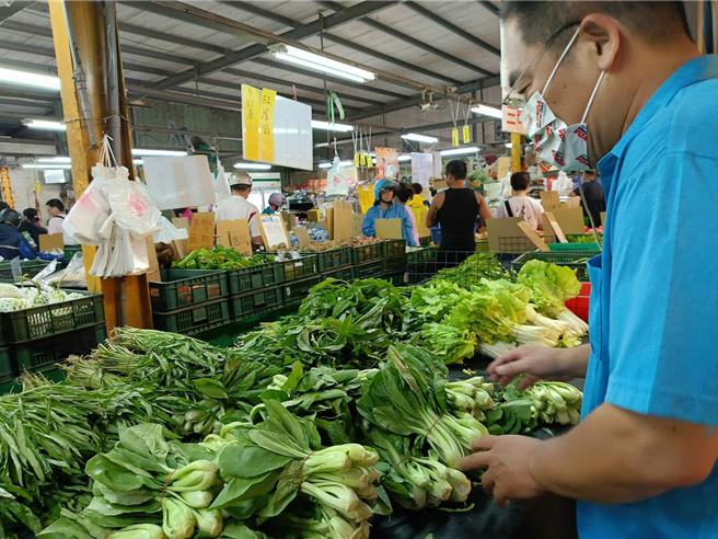 買菜民眾發現，只要有颱風，菜價就應聲上漲。（葉靜美攝）