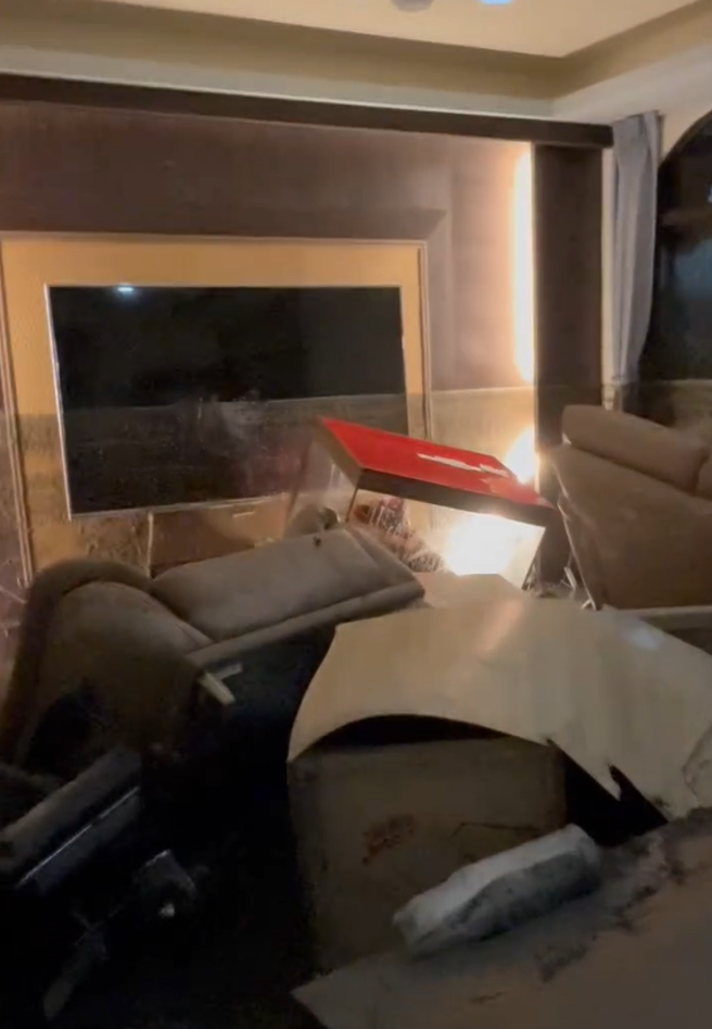 光復鄉泥水退去後，一處3樓透天厝的慘況曝光，原PO也希望其他人能透過畫面知道「災情有多嚴重」。（圖／網友@zhong98_43授權提供）